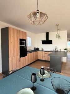 Maison familiale piscine 3 chambres Gujan-Mestras !的厨房或小厨房