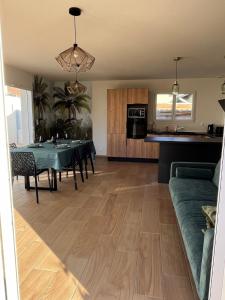 Maison familiale piscine 3 chambres Gujan-Mestras !的厨房或小厨房