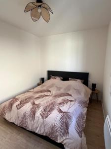 Maison familiale piscine 3 chambres Gujan-Mestras !客房内的一张或多张床位