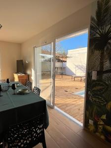 Maison familiale piscine 3 chambres Gujan-Mestras !的阳台或露台