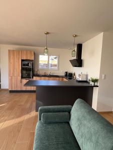 Maison familiale piscine 3 chambres Gujan-Mestras !的厨房或小厨房