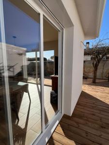 Maison familiale piscine 3 chambres Gujan-Mestras !的阳台或露台