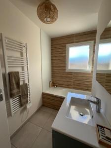 Maison familiale piscine 3 chambres Gujan-Mestras !的一间浴室