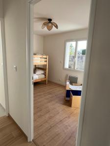 居让梅斯特拉Maison familiale piscine 3 chambres Gujan-Mestras !的空房设有吊扇和一间卧室