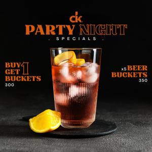 un drink su un piatto nero con una fetta d'arancia di CK Hostel a Ko Tao