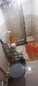 马里卡HOSTEL em Itaipuaçu próximo a praia e terminal da rua 01的客房内的卫生间 更多30张照片