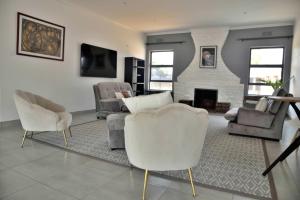 TV a/nebo společenská místnost v ubytování The Dale Guesthouse