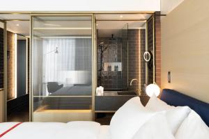 Postel nebo postele na pokoji v ubytování Ruby Emma Hotel Amsterdam