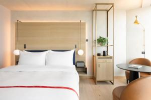 Postel nebo postele na pokoji v ubytování Ruby Emma Hotel Amsterdam
