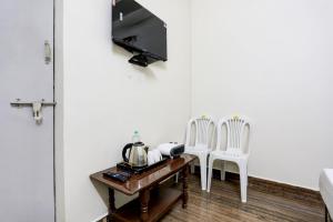 Μια τηλεόραση ή/και κέντρο ψυχαγωγίας στο Hotel O Vaibhav Lakshmi In +21 φωτογραφίες