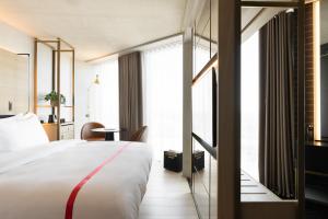 Postel nebo postele na pokoji v ubytování Ruby Emma Hotel Amsterdam