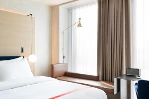 Postel nebo postele na pokoji v ubytování Ruby Emma Hotel Amsterdam