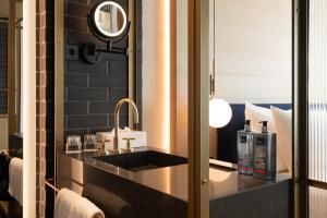 Kuchyň nebo kuchyňský kout v ubytování Ruby Emma Hotel Amsterdam