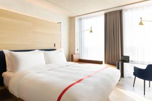 Postel nebo postele na pokoji v ubytování Ruby Emma Hotel Amsterdam
