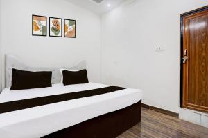 Ένα ή περισσότερα κρεβάτια σε δωμάτιο στο Hotel O Vaibhav Lakshmi In