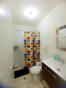 利马EuVe Ocean View Flat in Lima的带马桶和浴帘的浴室