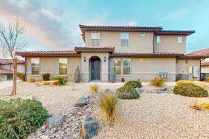 una casa con un cortile di ghiaia davanti di Zion Sky Retreat a Washington