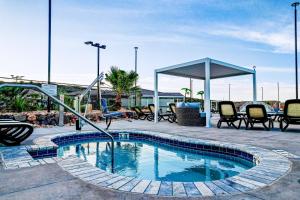 una piscina su un patio con sedie e un gazebo di Zion Sky Retreat a Washington