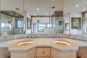 Bilik mandi di Scenic Lake Tahoe Retreat +60 gambar