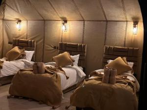 Postel nebo postele na pokoji v ubytování Sania Luxury Camp