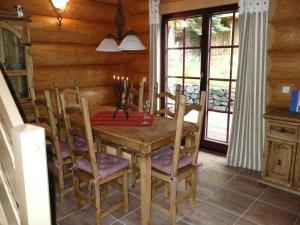 Un comedor con mesa y sillas de madera. en Cozy wooden house in Waltershausen near the forest, en Emsetal