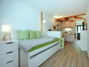 a small bedroom with a bed and a kitchen at Bootshaus in Mirow mit überdachter Terrasse in Mirow