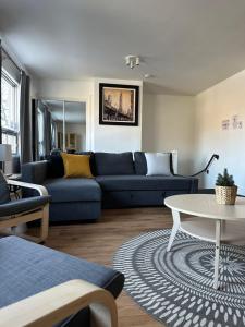 een woonkamer met een blauwe bank en een tafel bij 881 L'APPARTEMENT FAMILIAL "Central" in Québec