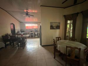 a kitchen and dining room with a table and chairs at Villa tico House in Cariari
