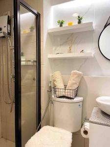 une salle de bains avec toilettes et lavabo dans l'établissement The Zen Den, Pine Suites Tagaytay, à Tagaytay