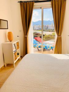 Postel nebo postele na pokoji v ubytování Seafront holiday home surrounded by nature in Tatlisu, Northern Cyprus