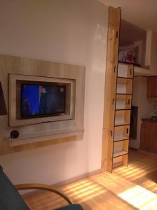 TV i/ili multimedijalni sistem u objektu Hermoso Apartaestudio Todo Incluido Zona Céntrica