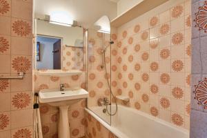 Un baño con lavabo, ducha e inodoro. en Eperon - Les 2 Alpes, en Les Deux Alpes