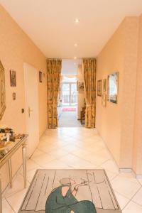 een gang van een huis met een tekening op de vloer bij Ferienwohnung Burg Eltz in Treis-Karden