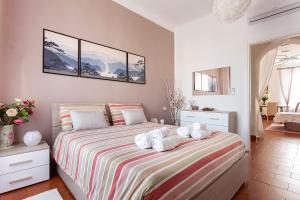 a bedroom with a bed with towels on it at Benaco Apartment - 98mq Comfort & Style -Milano- Fondazione Prada in Milan