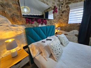 Posteľ alebo postele v izbe v ubytovaní El Edén Casas Rurales con Piscina y Jacuzzi