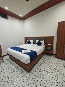 Rúm í herbergi á Hotel The Shyama - A luxurious Hotel Near Ram Mandir Ayodhya