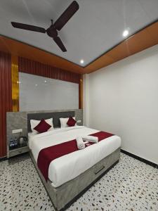 Rúm í herbergi á Hotel The Shyama - A luxurious Hotel Near Ram Mandir Ayodhya