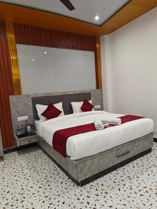 Rúm í herbergi á Hotel The Shyama - A luxurious Hotel Near Ram Mandir Ayodhya