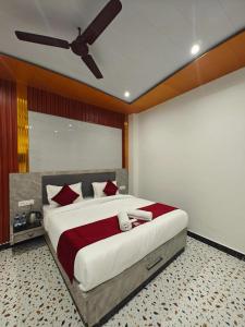 Rúm í herbergi á Hotel The Shyama - A luxurious Hotel Near Ram Mandir Ayodhya