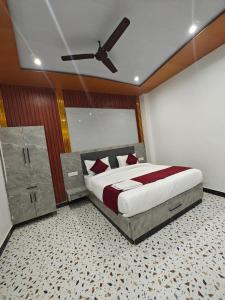 Rúm í herbergi á Hotel The Shyama - A luxurious Hotel Near Ram Mandir Ayodhya