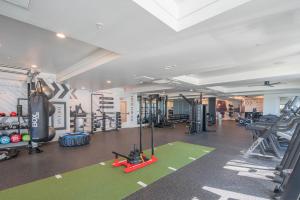 Posilňovňa alebo fitness centrum v ubytovaní Walk out Patio-Grill-Pool with View-Golfing Area S134