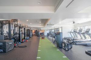 Posilňovňa alebo fitness centrum v ubytovaní Walk out Patio-Grill-Pool with View-Golfing Area S134