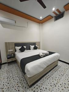 Rúm í herbergi á Hotel The Shyama - A luxurious Hotel Near Ram Mandir Ayodhya