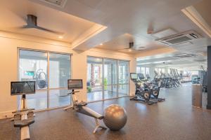 Posilňovňa alebo fitness centrum v ubytovaní Walk out Patio-Grill-Pool with View-Golfing Area S134