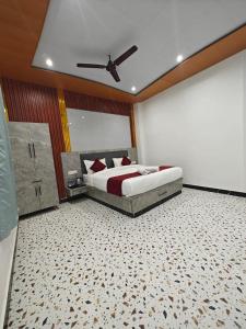 Rúm í herbergi á Hotel The Shyama - A luxurious Hotel Near Ram Mandir Ayodhya