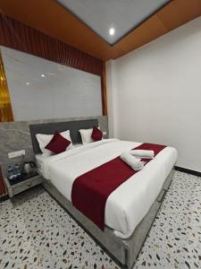 Rúm í herbergi á Hotel The Shyama - A luxurious Hotel Near Ram Mandir Ayodhya