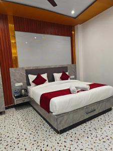 Rúm í herbergi á Hotel The Shyama - A luxurious Hotel Near Ram Mandir Ayodhya