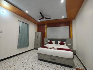 Rúm í herbergi á Hotel The Shyama - A luxurious Hotel Near Ram Mandir Ayodhya