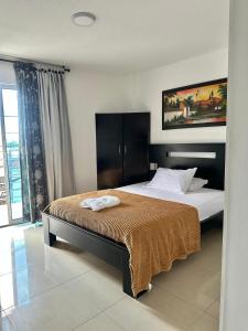 布卡拉曼加Hotel Palmeras De Mariana的房间里有一张大床的卧室 更多37张照片