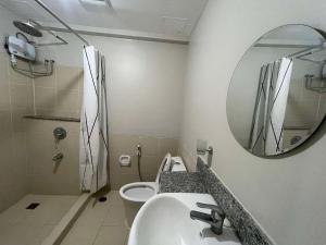 Uma casa de banho em Verdon Parc Davao City with Balcony by darpm